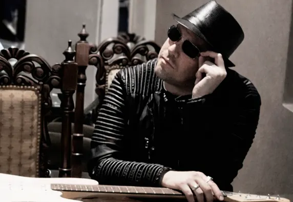 Nics, músico y compositor, retrato de perfil